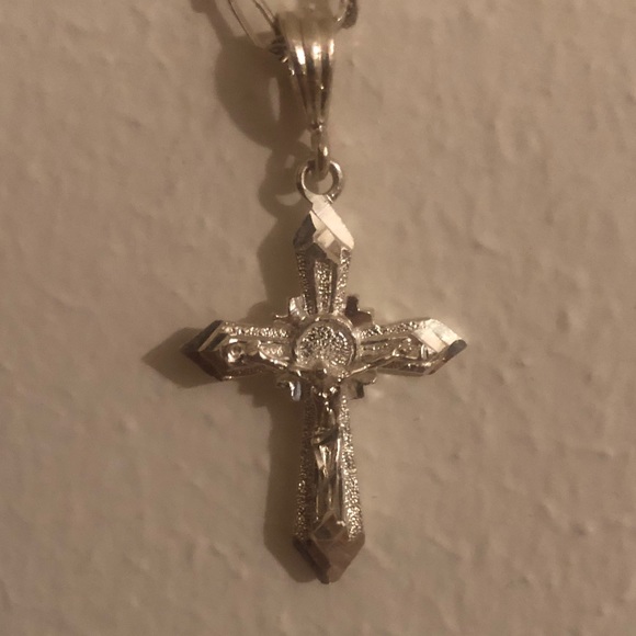 925 Sterling Silver Diamond Cut Crucifix & Chain - Picture 6 of 8